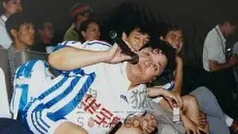 马刺旧将索汉访问南安普顿，与贝德纳雷克交换球衣并合影留念。